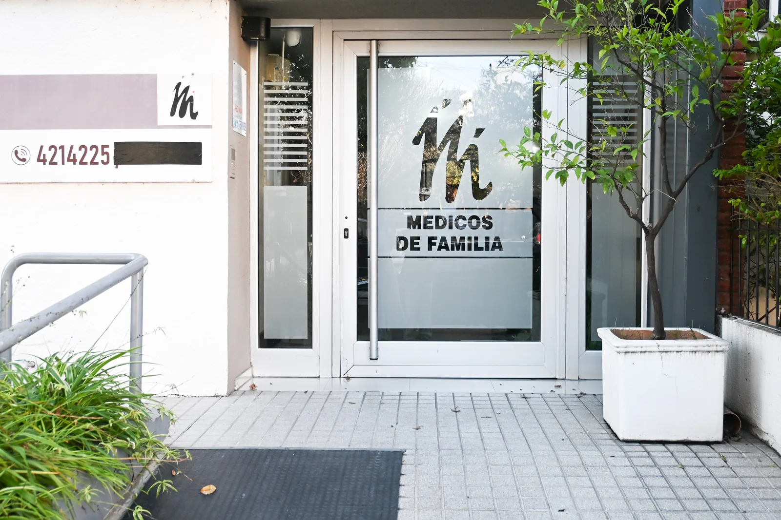 Frente de Médicos de Familia sobre calle 27 de abril 1254 en Córdoba